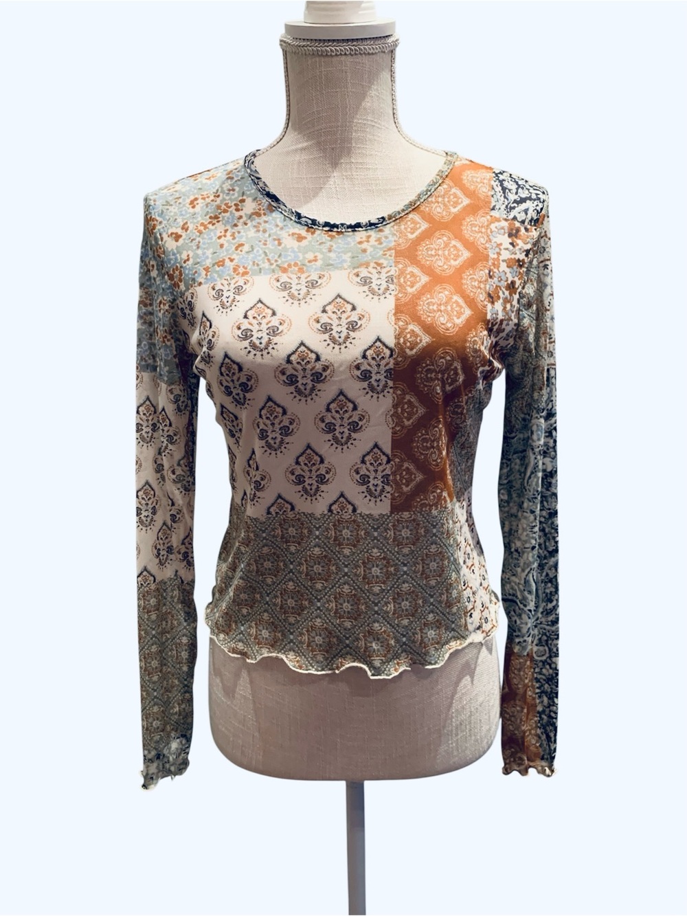 🩷ORIGINALITY🩷NWOT! LONG SLEEVE, SCOOP NECK, RUFFLED WRISTS AND HEM.